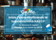 Chef che sta lavorando in cucina in rispetto della normativa sull'igiene e la sicurezza alimentare. Logo Gruppo Ge.Ma consulenza per la sicurezza alimentare