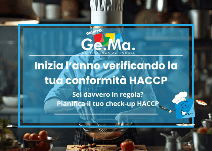 Chef che sta lavorando in cucina in rispetto della normativa sull'igiene e la sicurezza alimentare. Logo Gruppo Ge.Ma consulenza per la sicurezza alimentare
